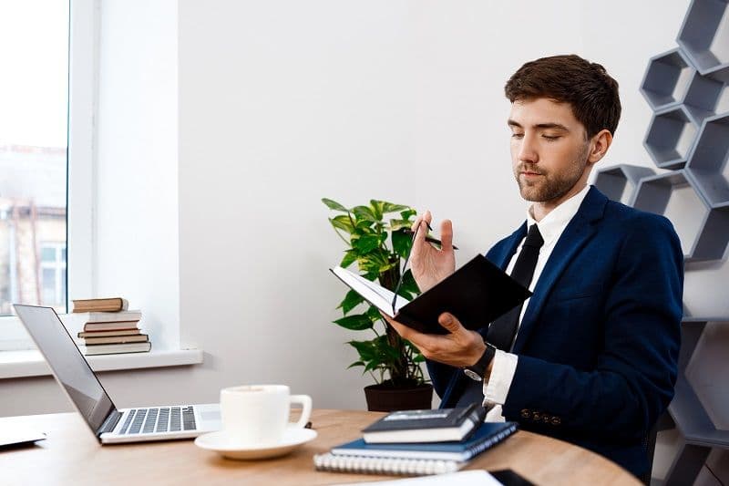 Человек работает