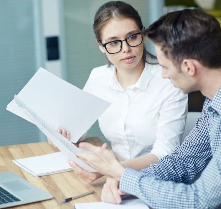 Человек работает