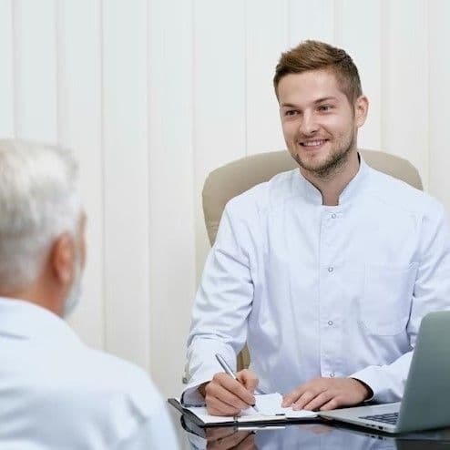 Человек работает