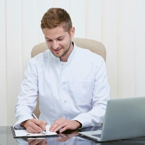 Человек работает
