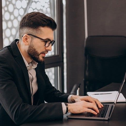 Человек работает