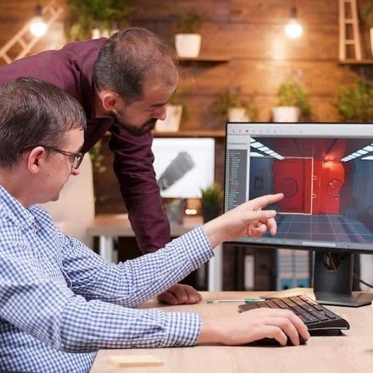 Человек работает