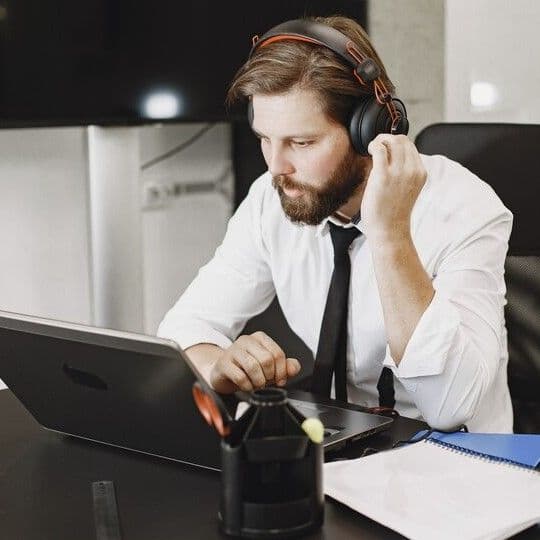 Человек работает