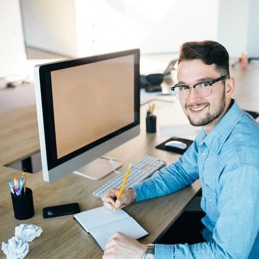 Человек работает