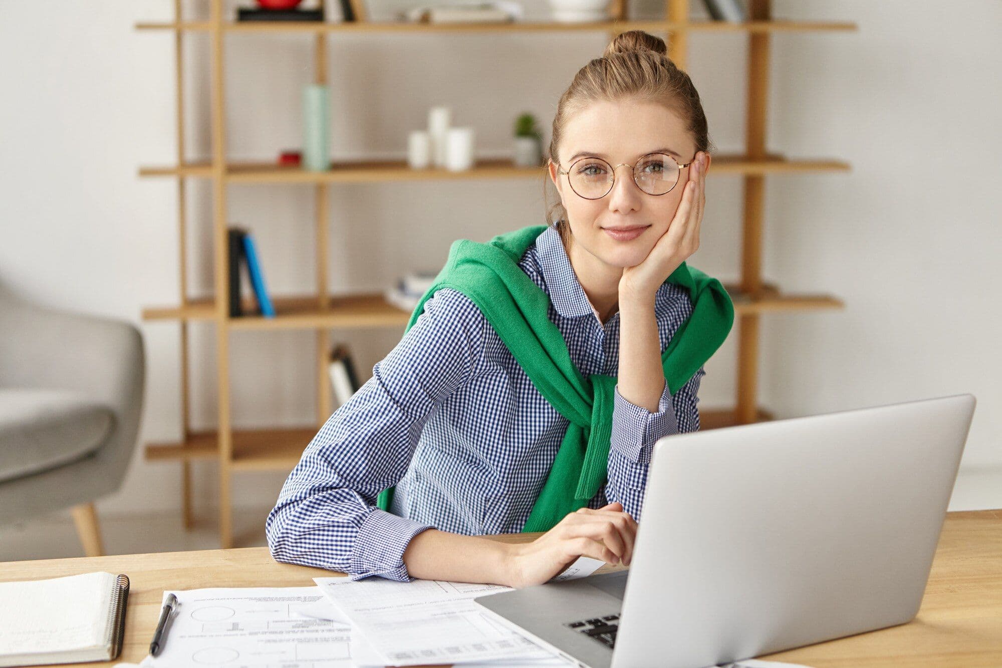 Человек работает