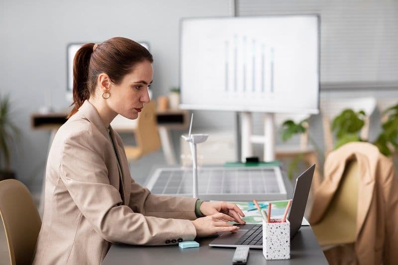 Человек работает