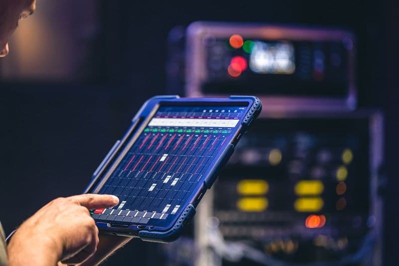 Человек работает